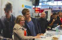 Popstar und Herma Werbepartner Tim Bendzko bei der Vorstellung der neuen Herma Buchschoner 