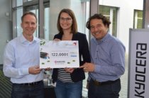 Kyocera bietet seit fünf Jahren klimaneutralen Toner. V.l.n.r.: Stefan Baumeister, Geschäftsführer myclimate; Daniela Matysiak, Spezialistin CSR-Management; Stefan Mauer, Abteilungsleiter Marketing (beide Kyocera).