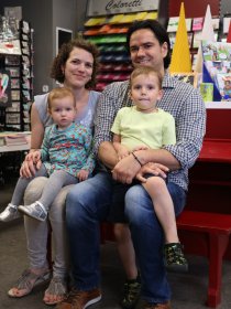  Ein junges Familienunternehmen: Geschäftsführer Michael Samardjiev und Lisa Marquardt mit Ihren zwei Kindern. 