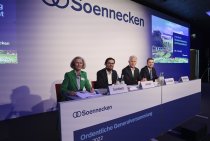 Soennecken-Generalversammlung in Köln (v.l.): Carla Gundlach, Soennecken-Aufsichtsratsmitglied; Florian Leipold, Aufsichtsratsmitglied; Dr. Benedikt Erdmann, Vorstandsvorsitzender und Georg Mersmann, Vorstand.