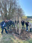 Einen Monat vor dem offiziellen Tag des Baumes pflanzte RAJA in Zusammenarbeit mit dem Arbeitskreis Oberrheinische Waldfreunde e.V.  und unterstützt vom Gartenbau Ring mehrere junge Bäume.