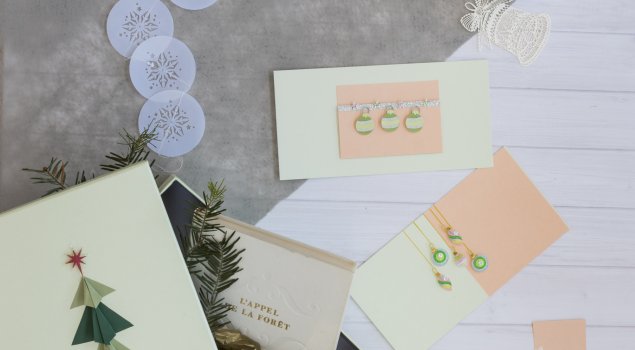 Weihnachten ganz sanft: Festliche Karten aus „Perle“ Papier in Pastell-tönen, ergänzt mit Stickern, Lasercuts und Stanzern von Artoz Papier.