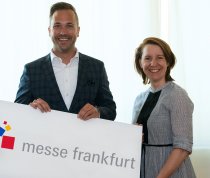 v.l.: Philipp Ferger und Julia Uherek zeichnen für die Bereichsleitung Consumer Goods Fairs der Messe Frankfurt verantwortlich. 