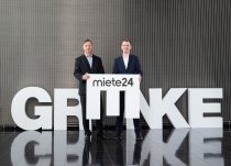 Dr. Sebastian Hirsch (rechts), Vorstandsvorsitzender der GRENKE AG, und Heino Deubner, Gründer und Geschäftsführer der Miete24 P4Y GmbH.