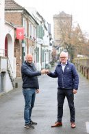 Thomas Meurers (l.) und Axel Hennemann (r.) besiegeln in Zons am Rhein (mittig zwischen Haan und Köln gelegen) mit dem sprichwörtlichen Handschlag die neu geschaffene Kooperation der Verbundgruppen Büroring und RGF.