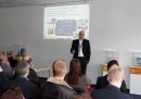 Steffen Hochhaus, Logistikdirector der Lyreco Deutschland GmbH, begrüßt die Teilnehmer