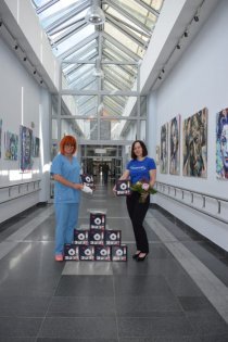 Übergabe der Masken an das Klinikum (v. l. Andrea Schramm, Stationsleitung im Klinikum Görlitz, Anke Volkmann, Key Account Managerin bei Lyreco).