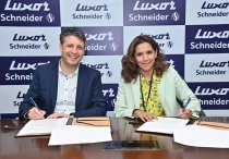 Christian Schneider, Geschäftsführer Schneider Schreibgeräte, und Luxor-Chefin Pooja Jain Gupta unterzeichnen den Kooperationsvertrag. 