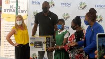 Maria Eagling von Epson Europa spendet EcoTank-Drucker und -Projektoren an die Usain Bolt Foundation.