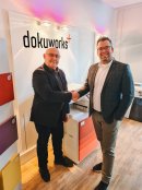 Markus Weber (rechts) und Michael Vitt haben die Nachfolgeplanung von „Vitt fürs Büro“ gut geplant und erfolgreich abgeschlossen. Ab sofort ist das Unternehmen Teil von Dokuworks.
