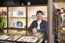 Christian Plotzki ist Einzelhändler mit Leib und Seele. Seine Wurzeln liegen im Schreibwaren-Handel, heute managt er in Regensburg mit seinem Concept Store Gumprecht mit Leidenschaft eine einmalige Warenvielfalt, die auf kleinster Fläche inszeniert wird.