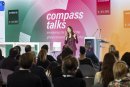 In ihrer Keynote auf den Compass Talks im Februar machte Sharon Gai, international gefragte Expertin für Künstliche Intelligenz und Innovation, deutlich: Die Konsumgüterbranche darf das KI-Potenzial nicht verpassen.
