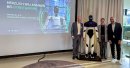 Robotik im Mittelpunkt von Streit@Work in Gengenbach. Von links Mathias Stach (AURONIQ Robotics), der humanoide Roboter 4NE-1 (NEURA Robotics), Prof. Dr. Yulia Sandamirskaya (AURONIQ Robotics) und Marc Fuchs (STREIT Gruppe).