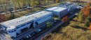 Der Biuromax-Unternehmenssitz befindet sich in der Nähe von Warschau. Die Region zählt zu den wichtigsten Logistikstandorten Polens und bietet kurze Wege zu Speditionen und Paketdiensten.