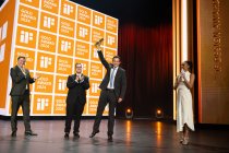 Das Pelikan Team freut sich über den iF Design Award 2024 Gold für den Ineo bei der Preisverleihung.